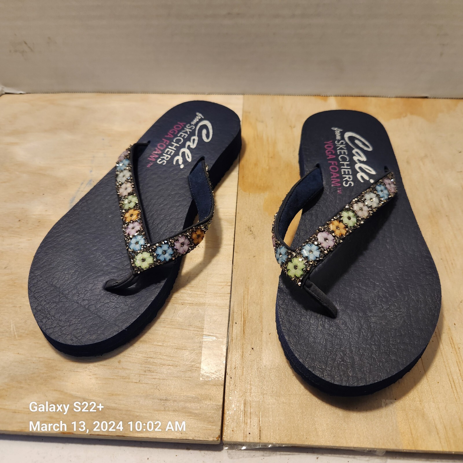 Cali from Skechers Yoga Foam Womens Gray Flip Flops Sz U.S. 4 EU 35 U.K. 2