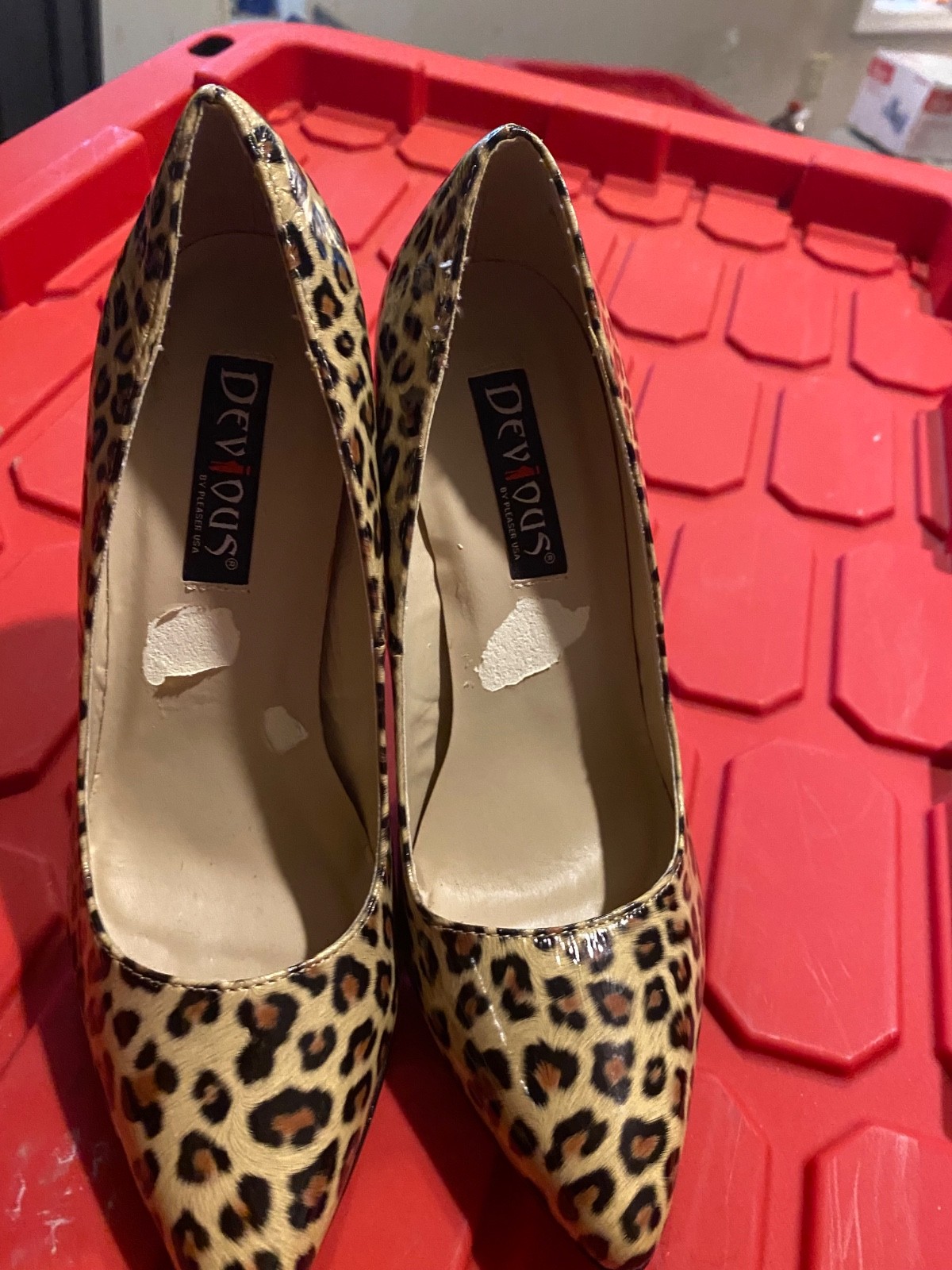 NEW WITH DEFECTS WOMENS DEVIOUS BY PLEASER LEOPARD PRINT 6″ PUMPS