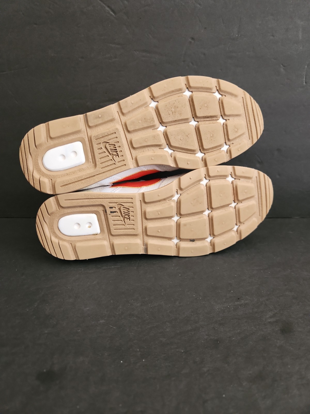 Nike Venture Runner White Orange Beige Mesh Suede Athletic Sneaker Womens 9.5
