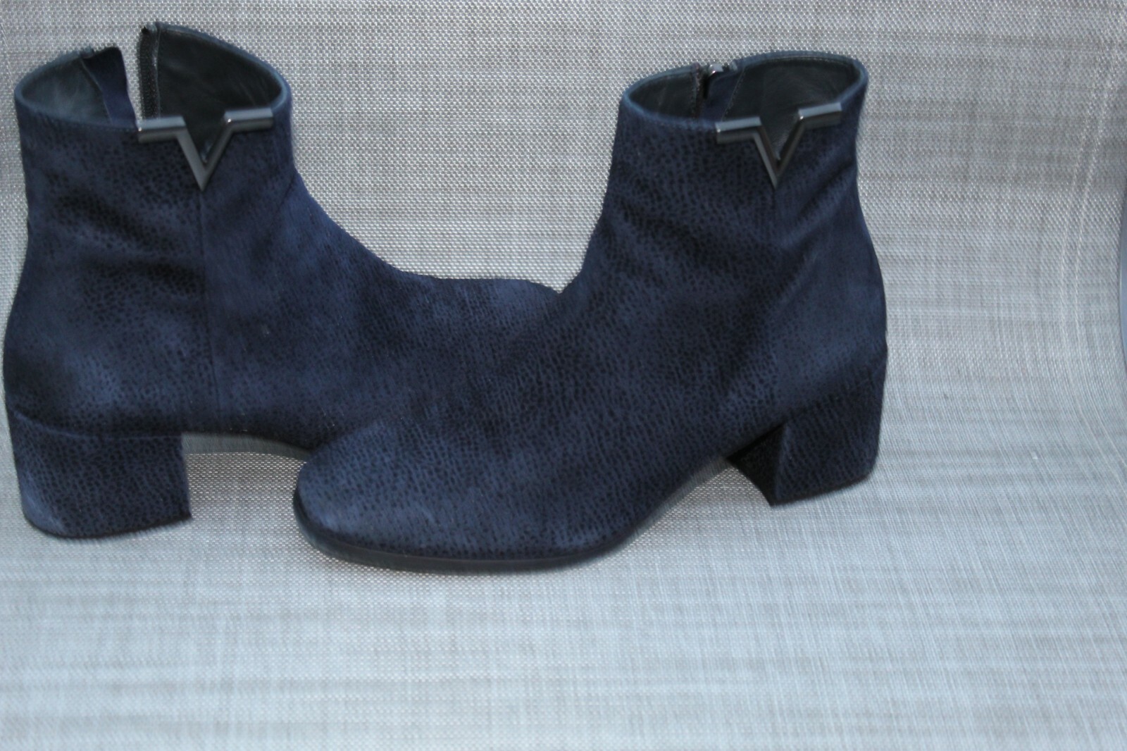 EVALUNA DARK NAVY EMBOSSED LEATHER SHOES/BOOTIES SIDE ZIP W SZ 37 MADE IN ITALY