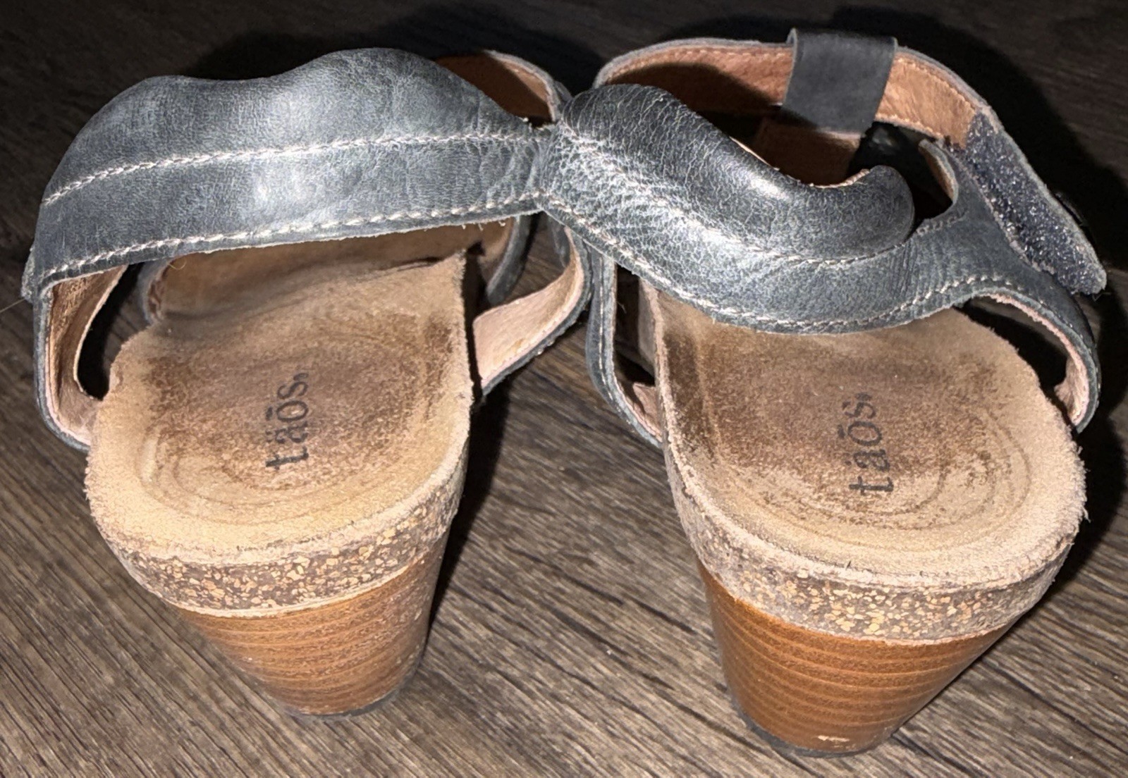 Womans Taos Perforated Blue Leather T Strap 2.5in Heel Sandals Size 38 US 7/7.5
