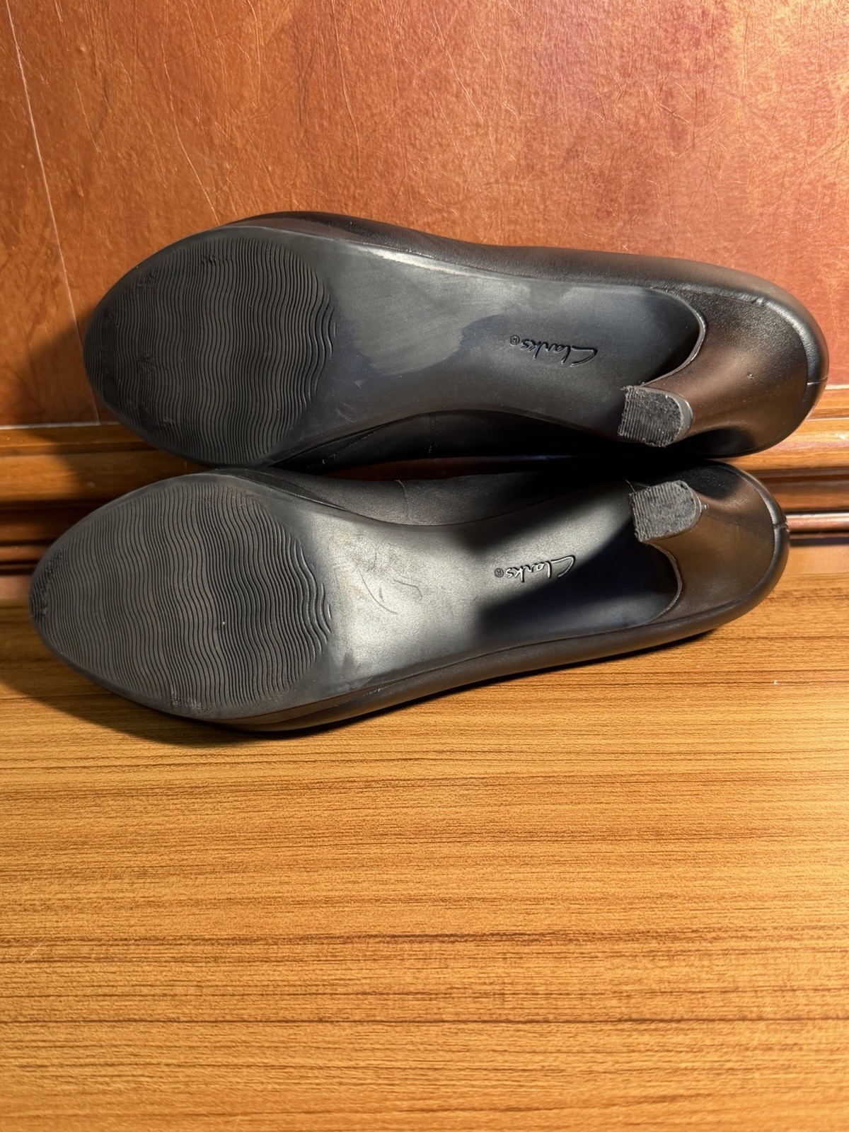 Clarks AMBYR Pumps Sz 8 W Black Leather Slip-Ons 2-1/2″ High Heels – EUC