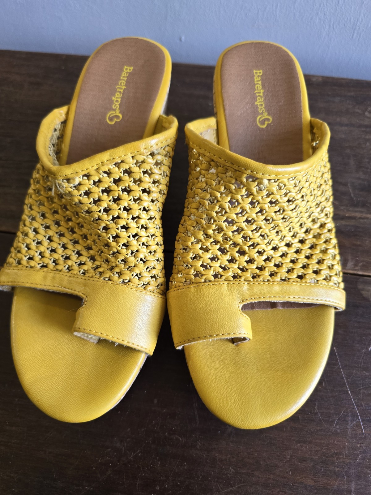 Women’s Baretraps Woven Yellow Slip-on Wedge Toe Ring Size 8M Pre-owned