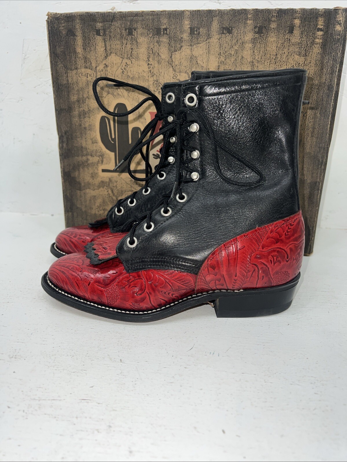 New Women’s Red And Black Laredo Cowboy Boots. 6 M. 20-114