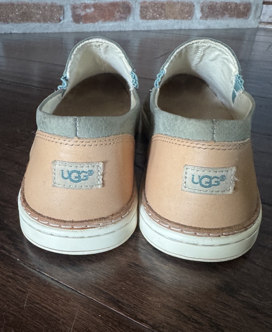 UGG Men’s 10 Gray/Tan Leather Slip-On Casual Loafers Round Toe Logo