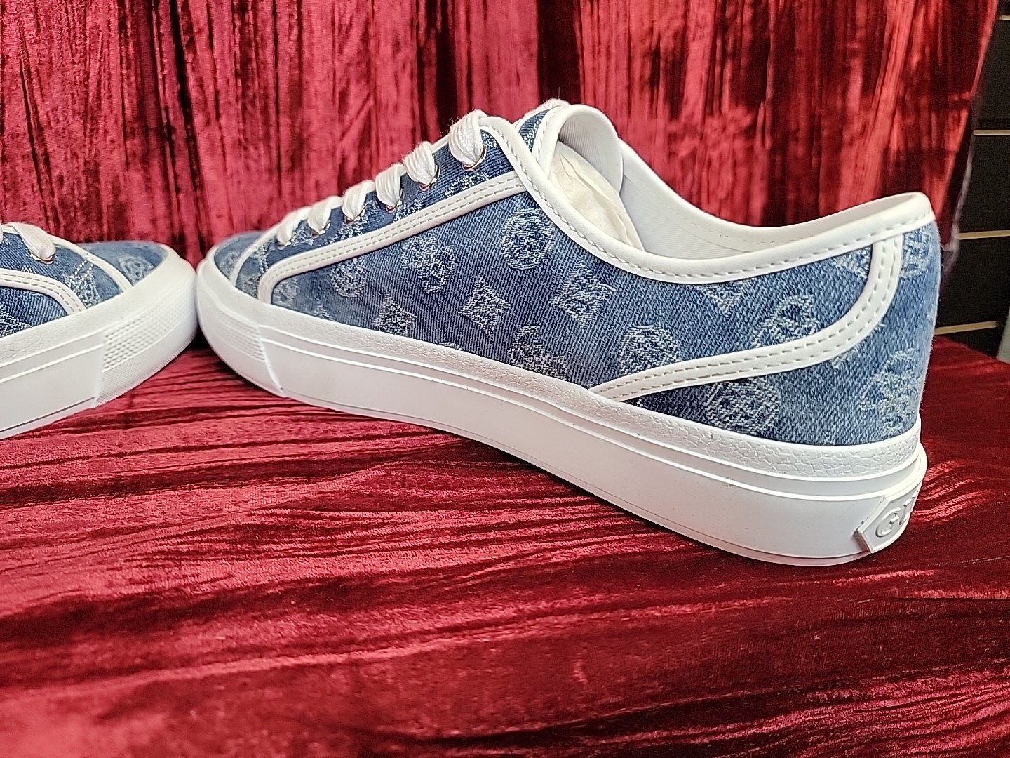 GUESS Women’s 10 Jelexa casual shoe Sneaker Medium Blue 420 new no box style