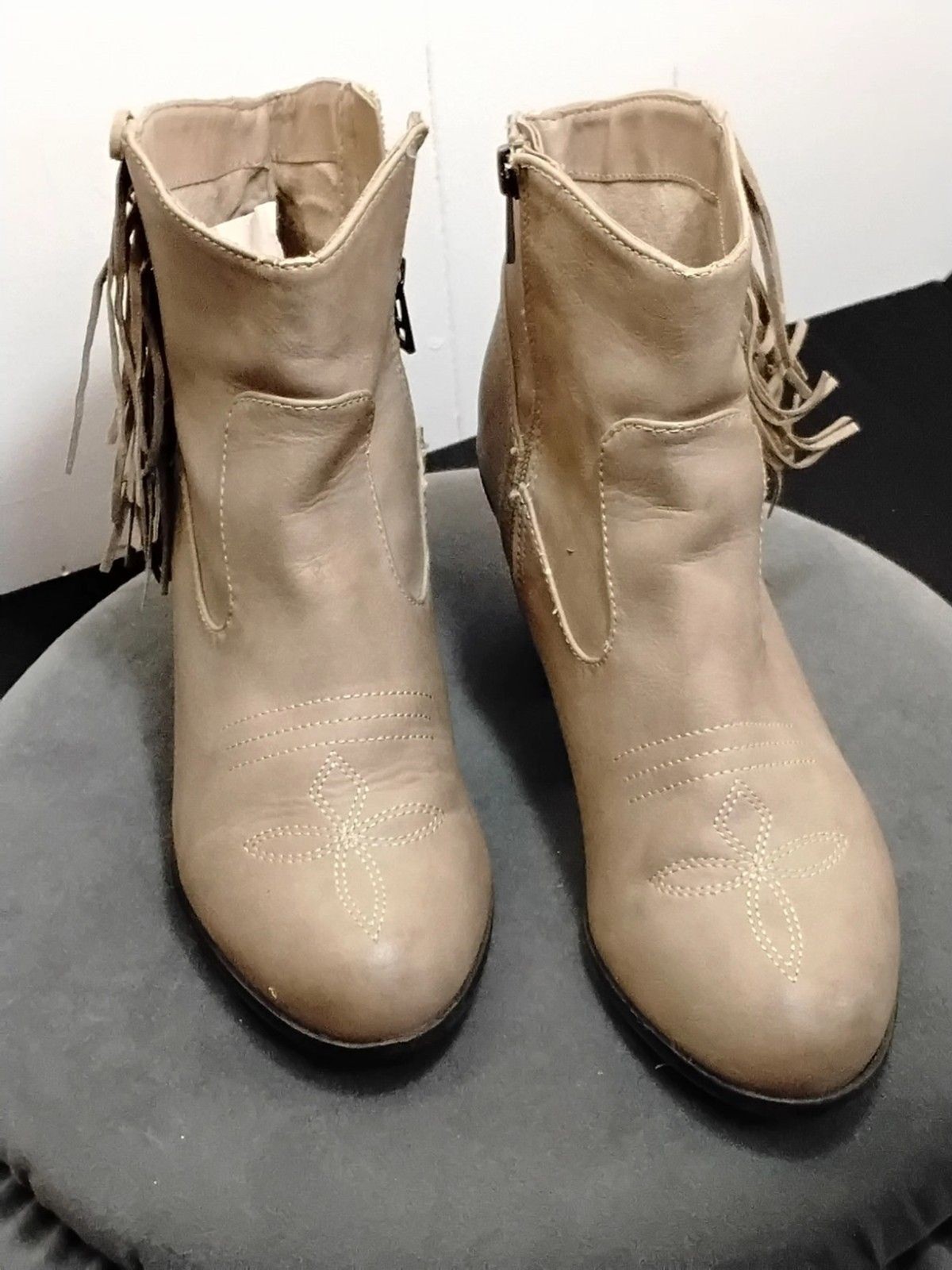 Women’s Sam & Libby Watson Fringe Ankle Boots Putty – Zippers – Size 8.5M.