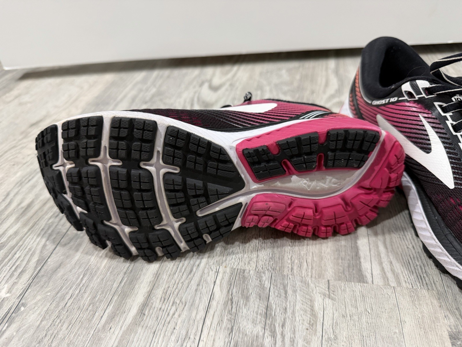 Brooks Ghost 10 Women’s Size 7 B Medium Running Shoes Black Pink 1202461B067