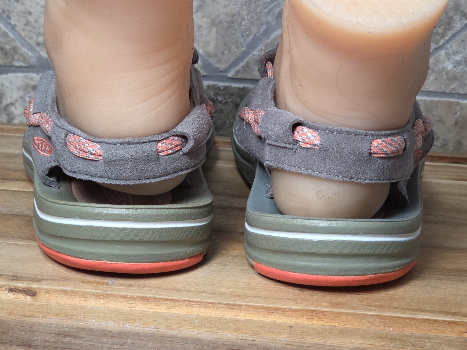 Keen 1014756 Uneek 8mm Camo Fusion Coral Women’s Sandal 8 M Summer Camp Beach
