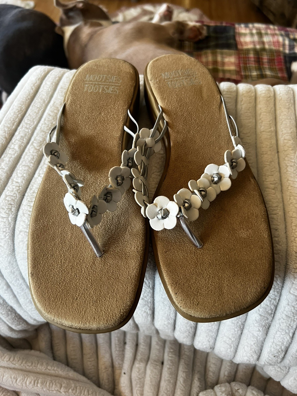 Women’s Mootsies Tootsies Sandals Size 7.5 White & Silver Daisies Slide on Shoes