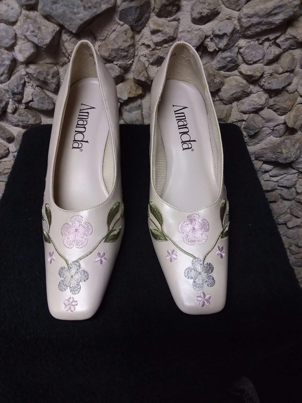 Amanda ladies bone heels w/flower embroidery on the vamp size 7.5