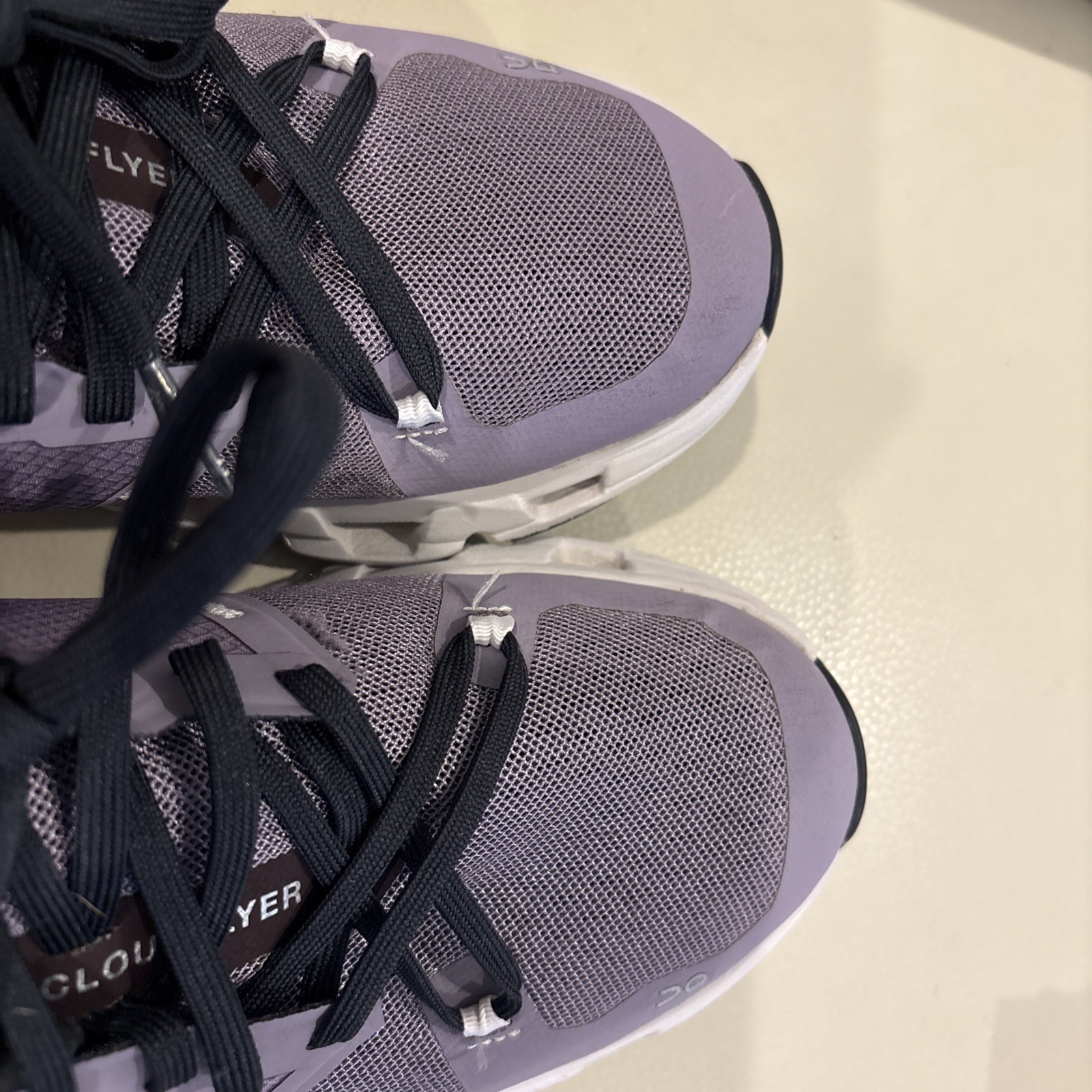 On Cloud/ Women’s Sz9 / Cloud Running Shoes / Lilac/black