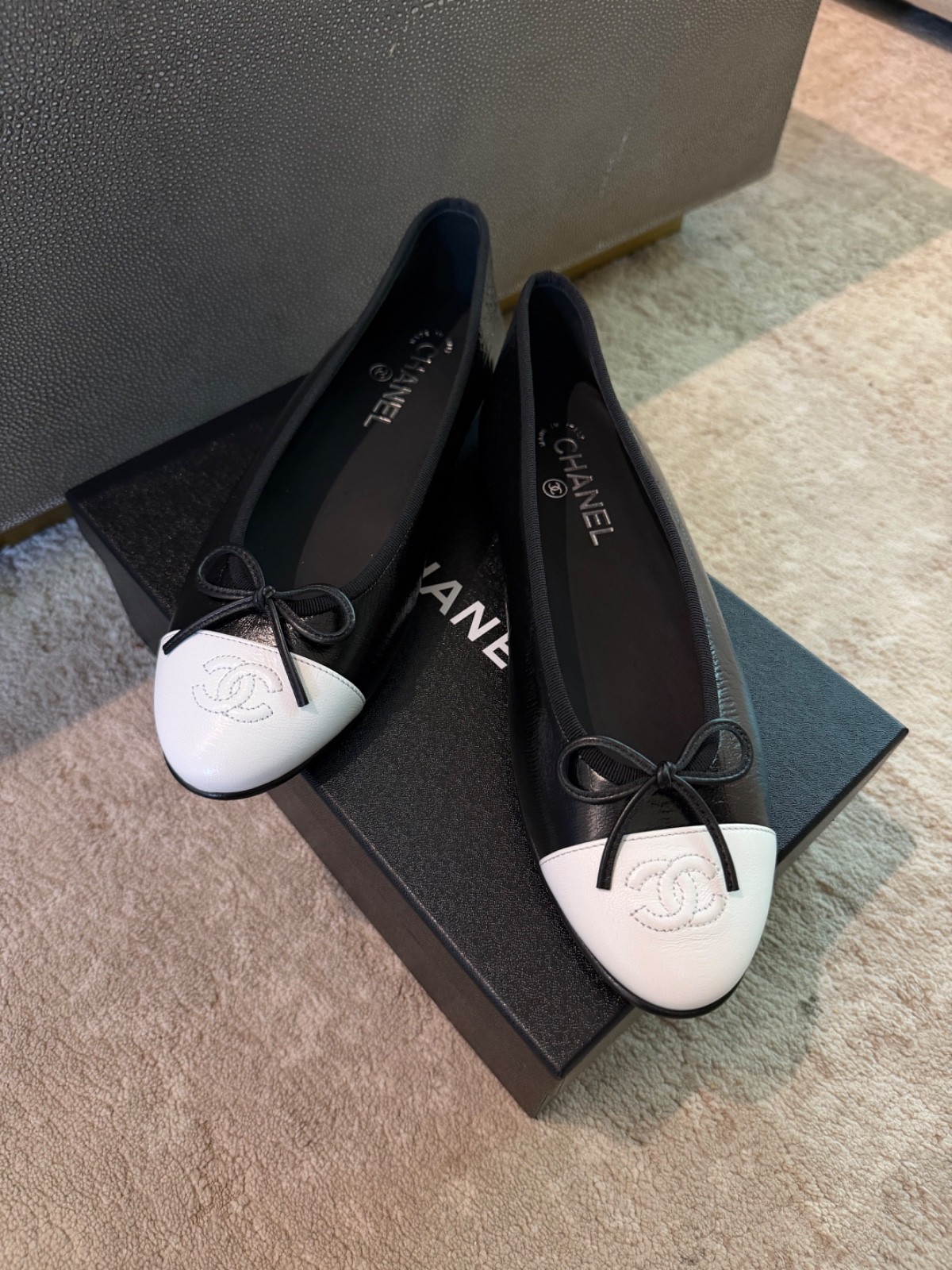 NIB Chanel 26S Black White Crumpled Shiny Lambskin CC Ballerina Flats Size 40