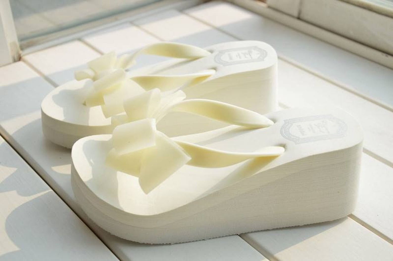 Pool sandals size 8