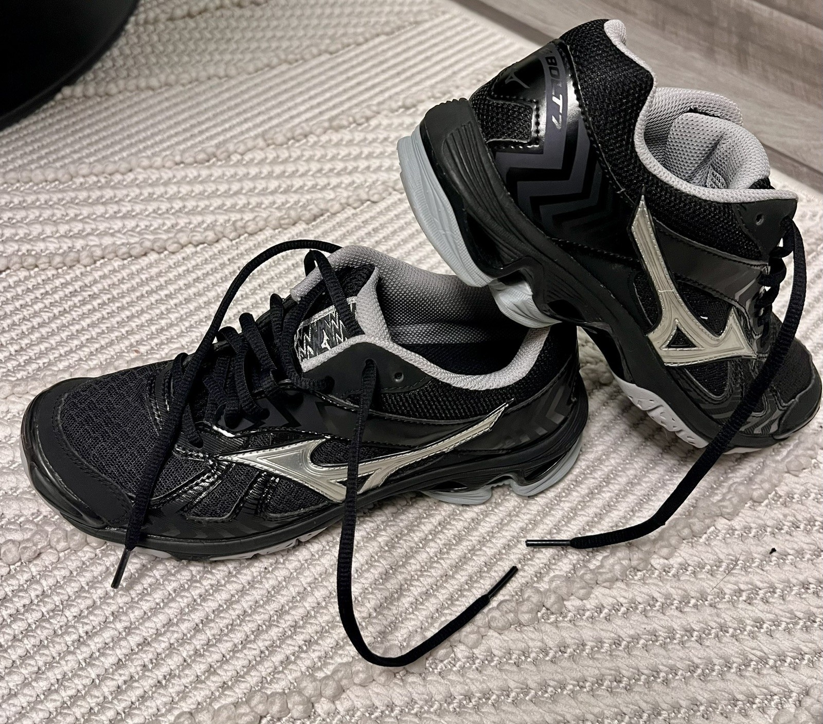 Mizuno Wave Bolt 7 Indoor Volleyball Shoes Women’s Size 7.5 Black/Silver 430238
