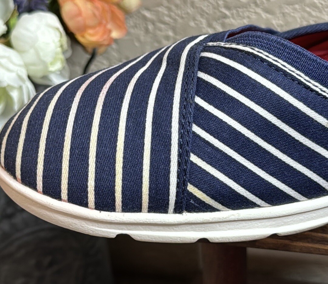 Land’s End Woman’s Deep Sea Navy Blue Stripe Lightweight Gatas Slip On Size 9.5D