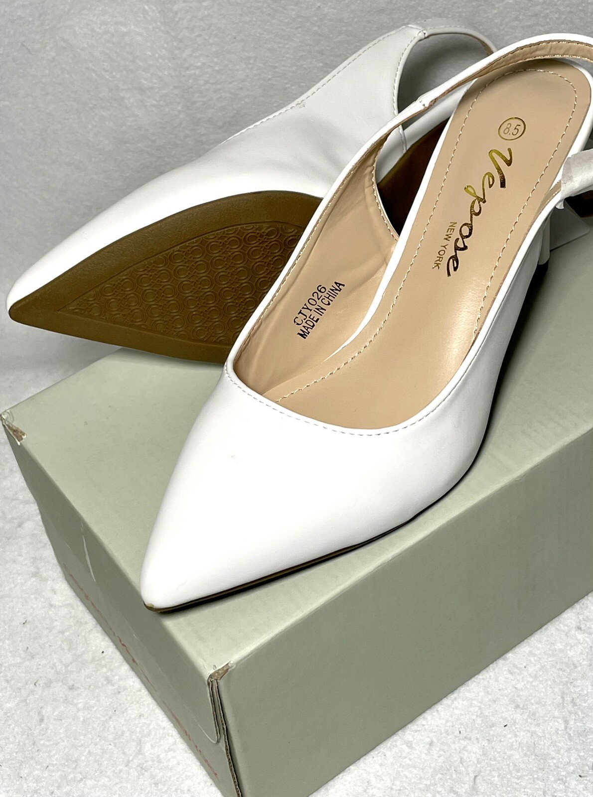 VEPOSE New York Women’s Shoes Heels, White, Low Stilettos, Size 8.5 Pointed Toe