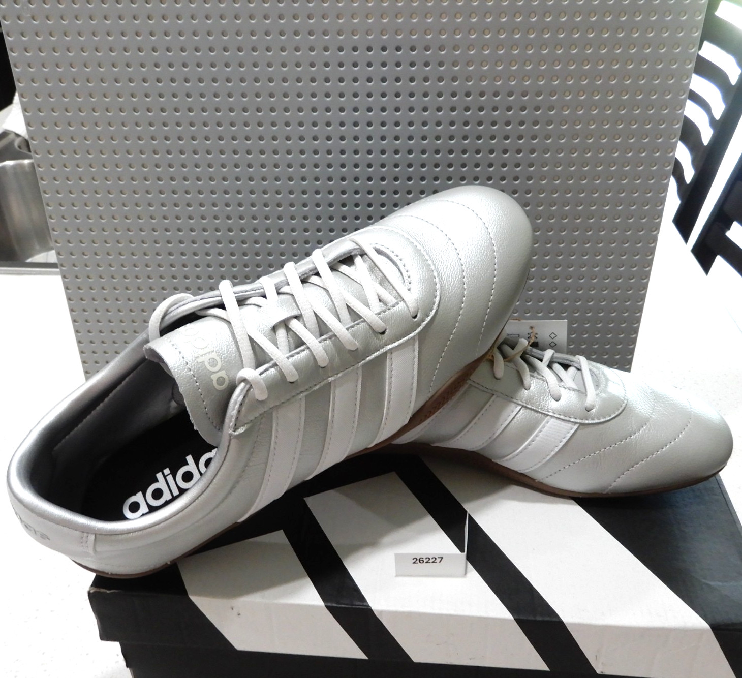 New & Authentic! Women GRAND COURT LO -Size 9 Women- Silver Metallic /White
