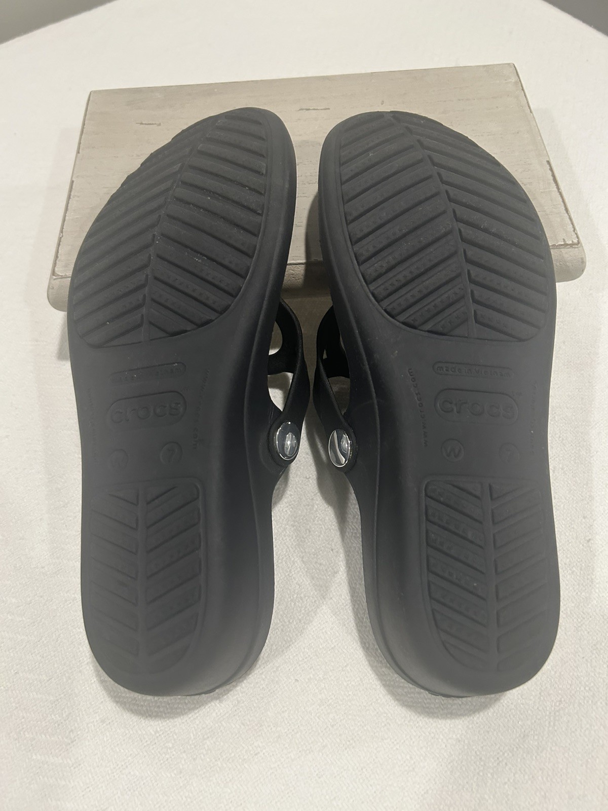 Crocs Sanrah Beveled Circle W 7 Comfort Wedge Flip Flops Sandals Black Silver
