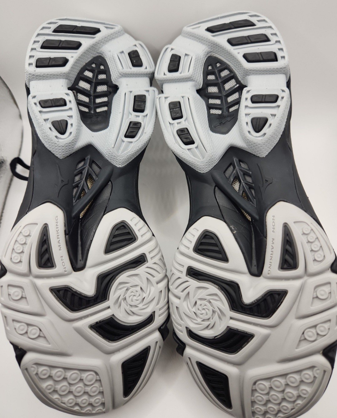 New With Defects – Mizuno Wave Lightning Z4 Shoes – Size 6