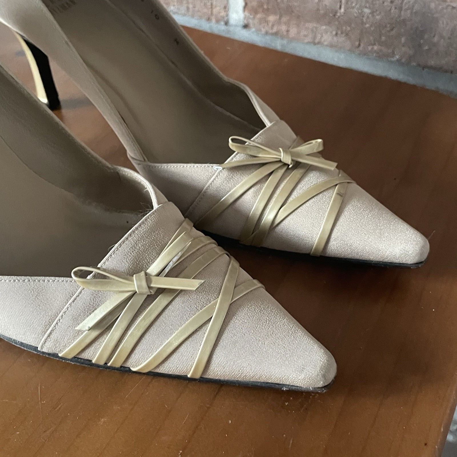 Stuart Weitzman Kitten Heel Evening Shoes Bow Women’s Size 10M Beige 3″ Heel