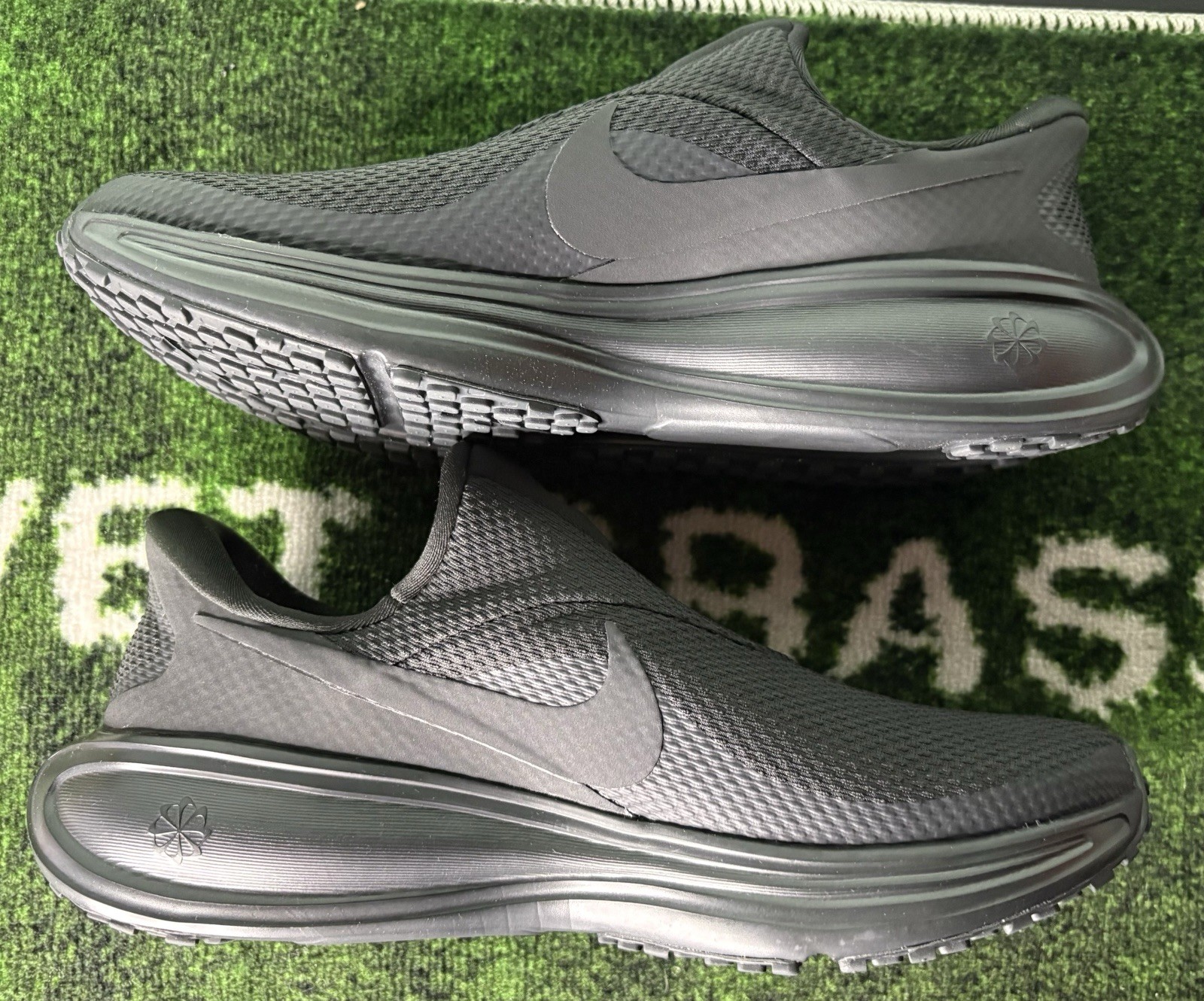 US Men’s 8.5/Women’s 10 – Nike Revolution 8 EasyOn «Anthracite» HQ2414-003