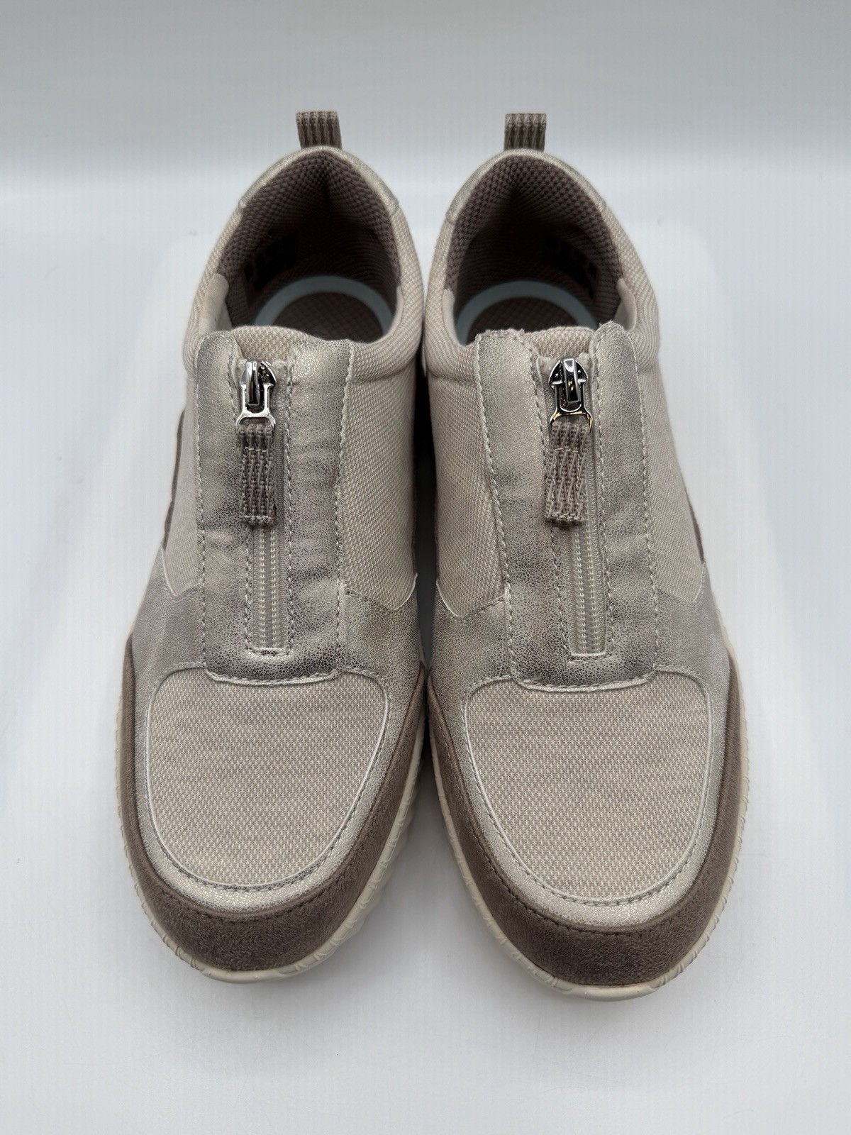 BZees Winner Comfort Sneaker, Women’s 9M, Beige,Gold Metallic Accents,Zip,NIB
