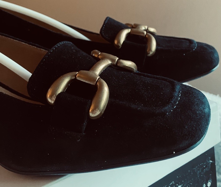 NIB Nine West Black Suede Heels Size 9M Veepe Leather Gold Link Chain Loafer￼￼￼