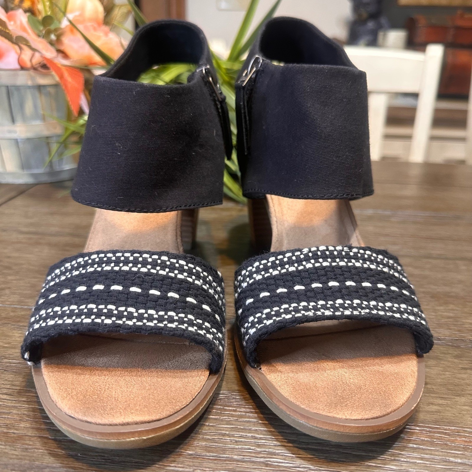 TOMS Majorca Black Wedge Sandals Size 11 Zipper Ankle Strap Espadrille Style