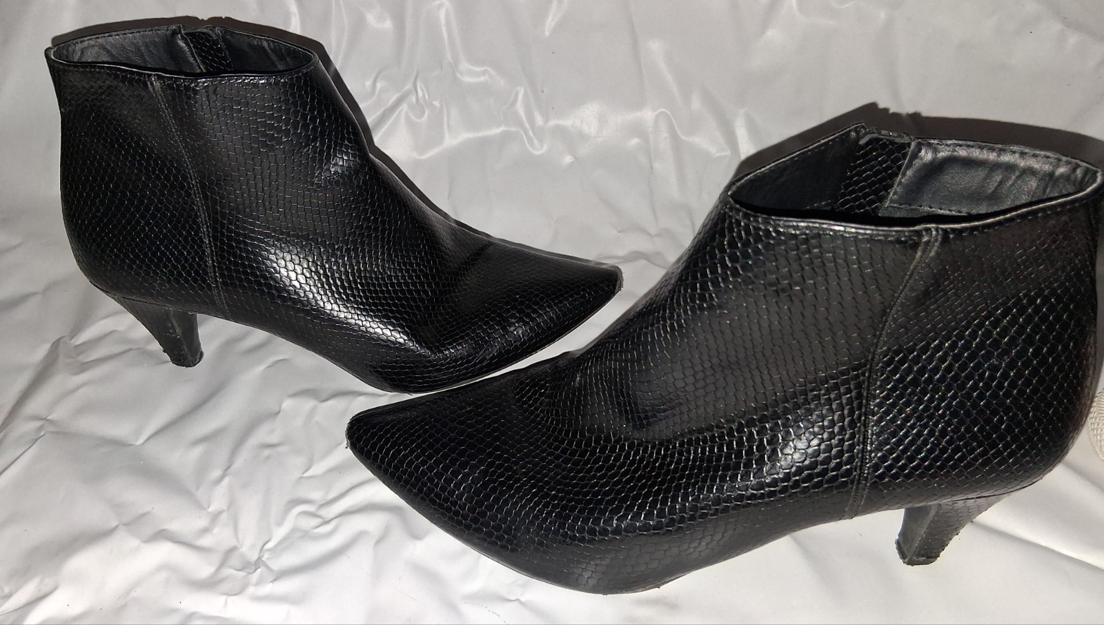 Time and Tru Womens Black Snakeskin Embossed Kitten Heel Ankle Booties Size 9
