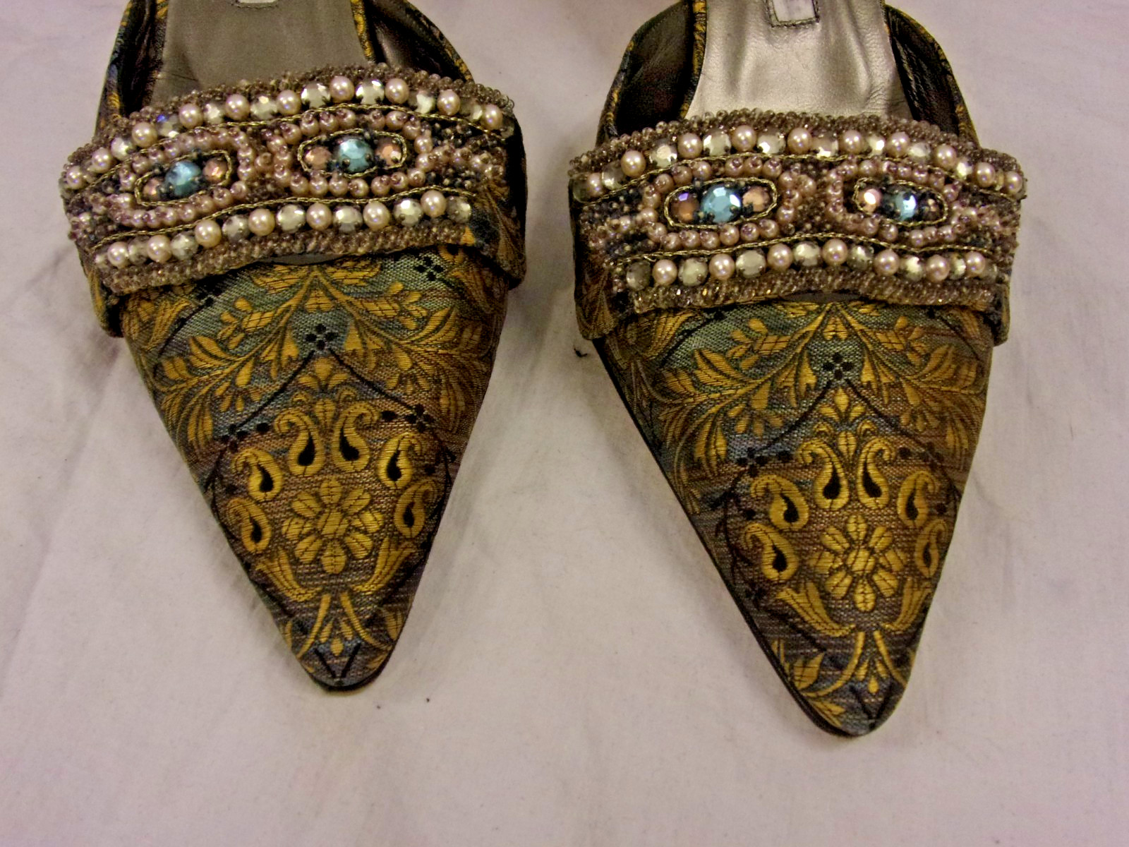 Manolo Blahnik Tapestry Pearl Detail Kitten Heel Green Gold 37.5 STUNNING