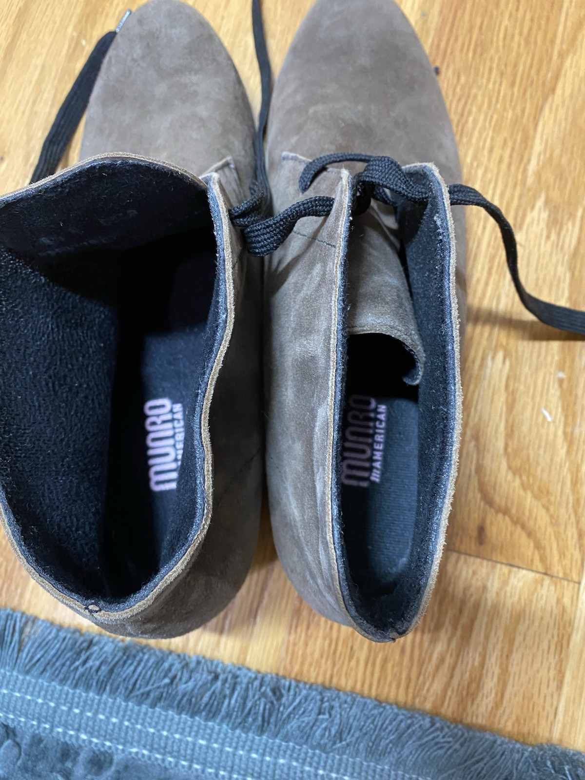 MUNRO ALL AMERICAN Taupe Gray Suede Ankle Bootie Shock Absorbent Size 8.5 NARROW