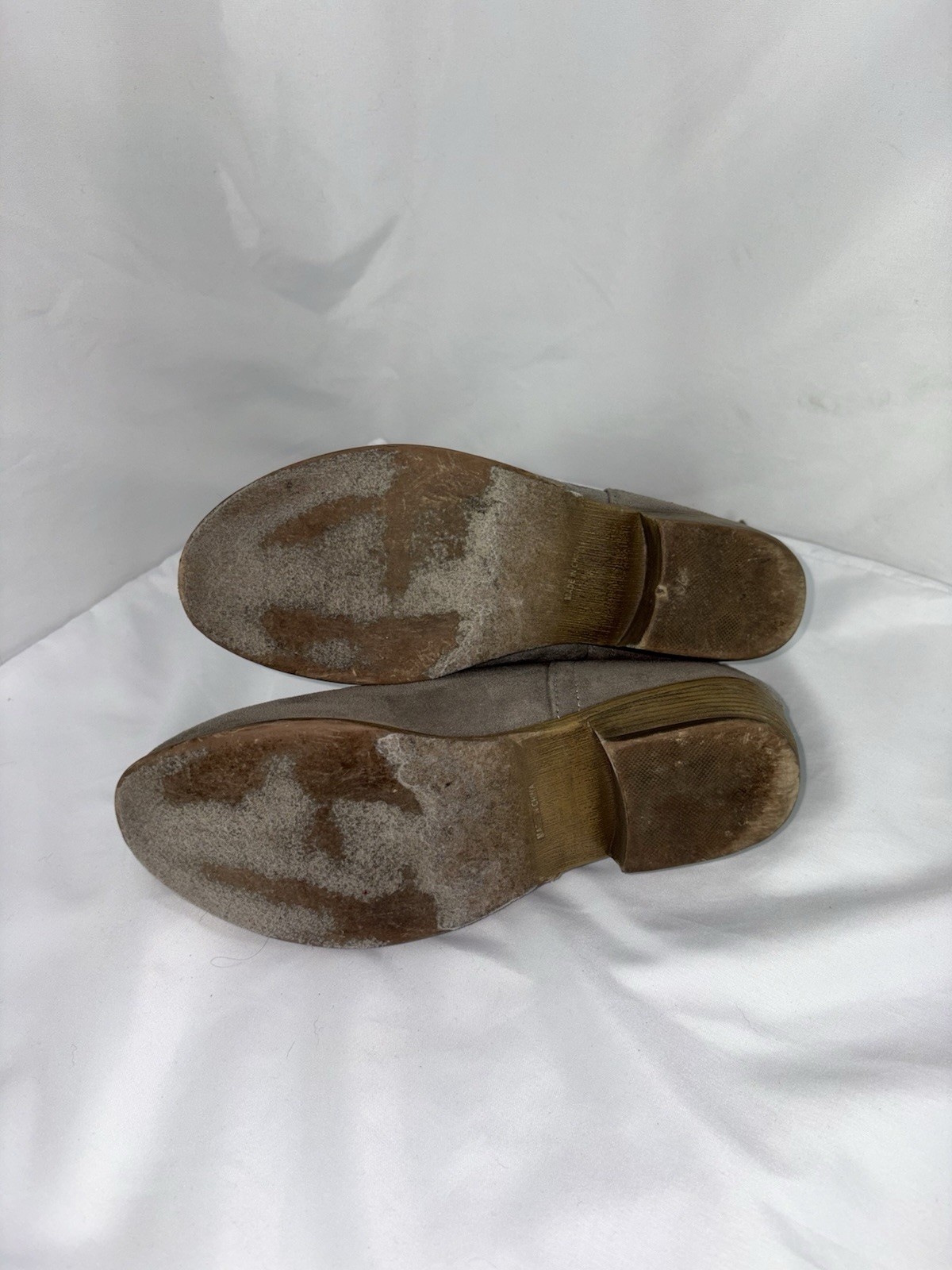 Women’s Size 8 Gray Booties