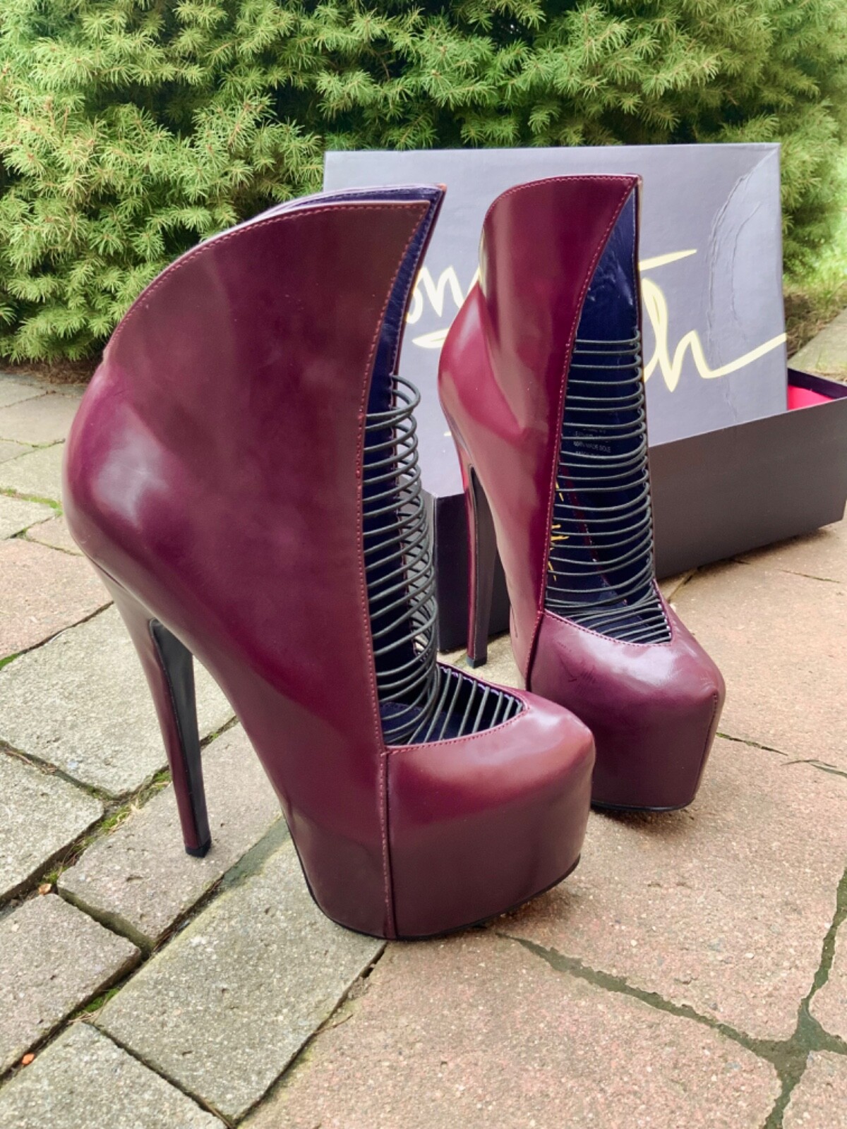 ZIGI LONDON TRASH CRIME PATENT LEATHER BANDED WING STRAPPY WEDGE BOOTIE 6.5 US