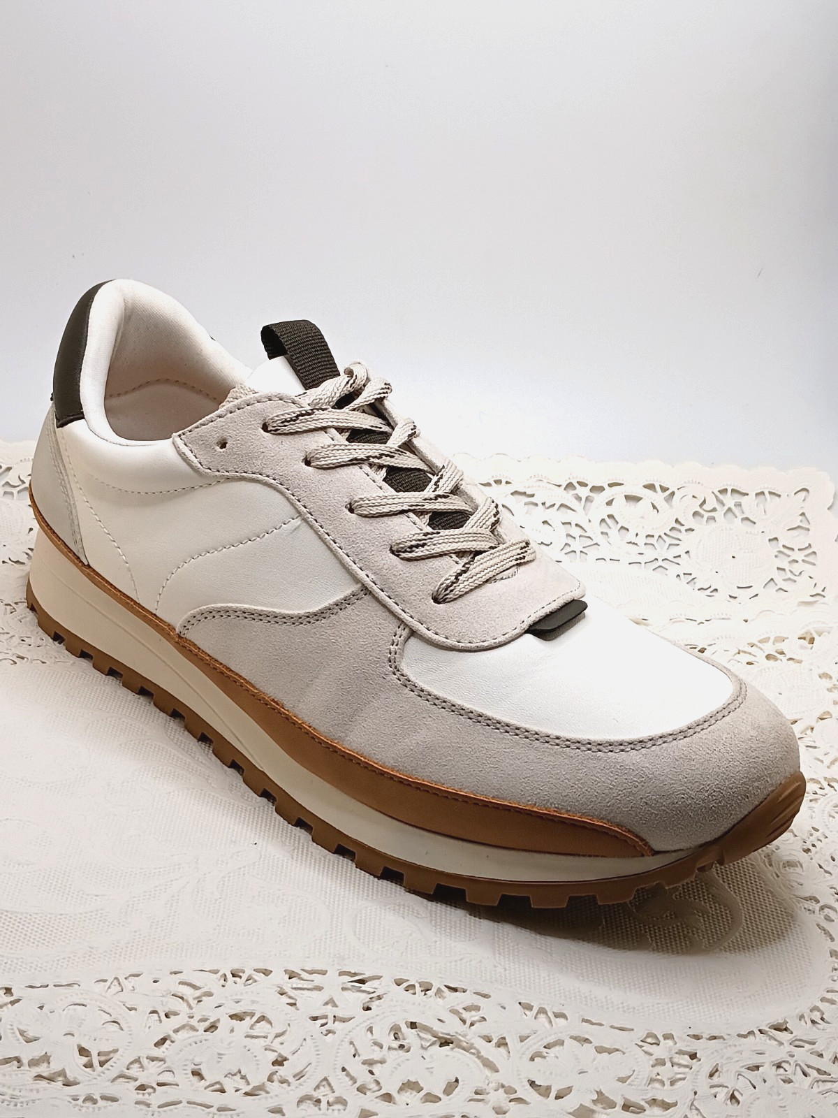 Universal Thread Women’s Size 9.5 Maria White / Gray /Brown Memory Foam Sneakers