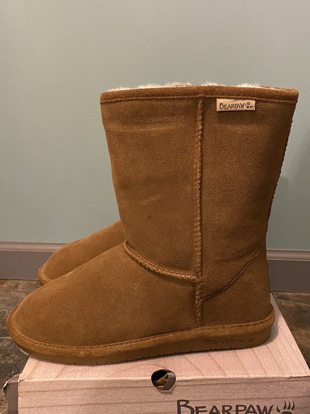 New w/ Box Bearpaw Women’s Emma Short 608W, Hickory II 220, Size 10