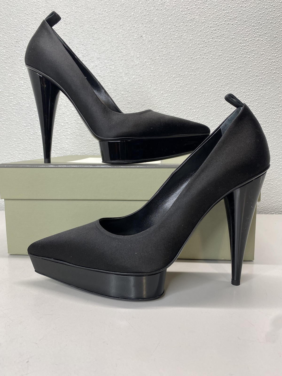 Tom Ford Womens Laminated Satin Cone Heel 120 Pump Size 8.5/EU 38.5 Black