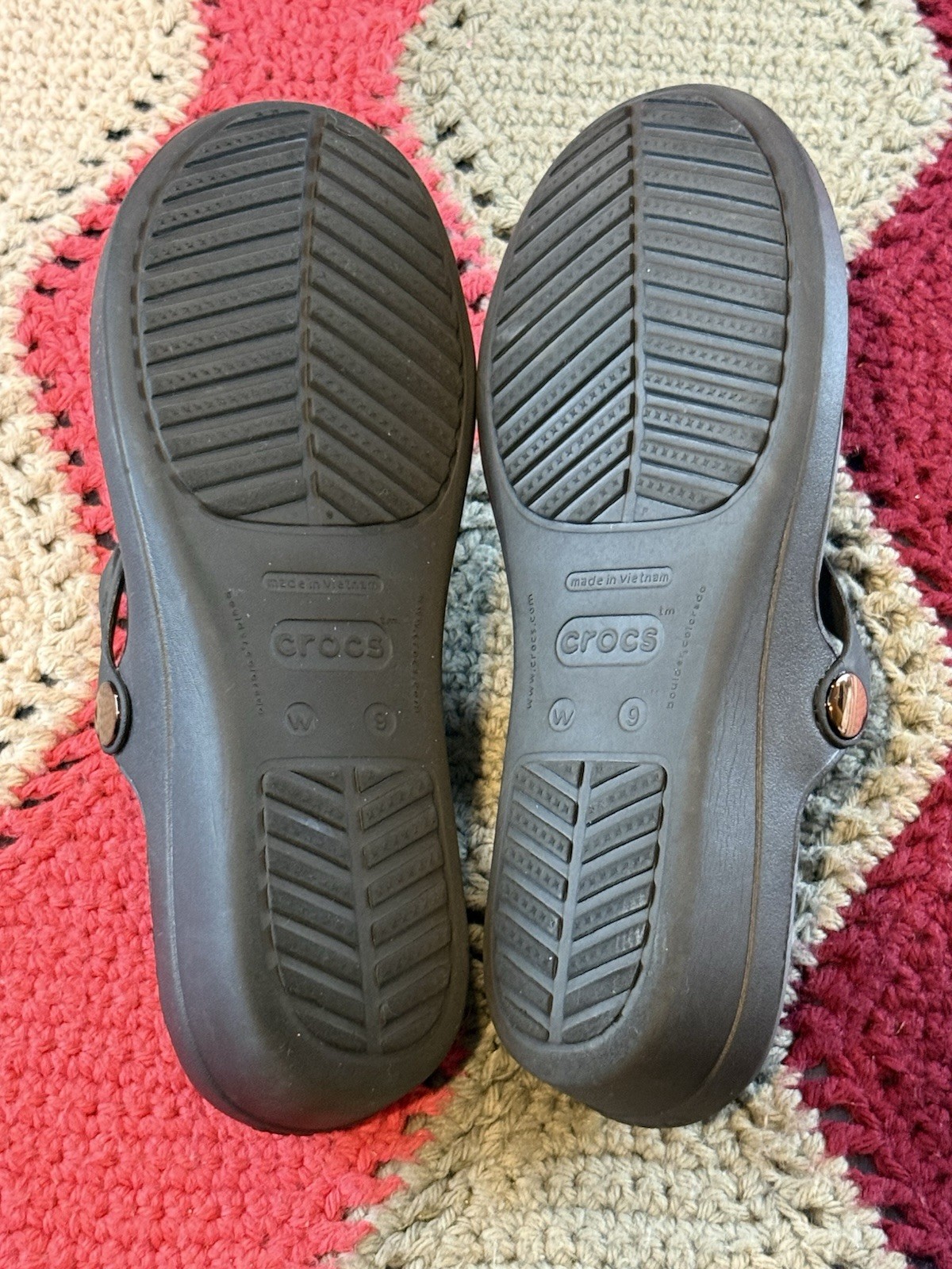 Crocs Sanrah Flip Flop Wedge Sandal Womens Black Size 9 Gold Circle Medallion