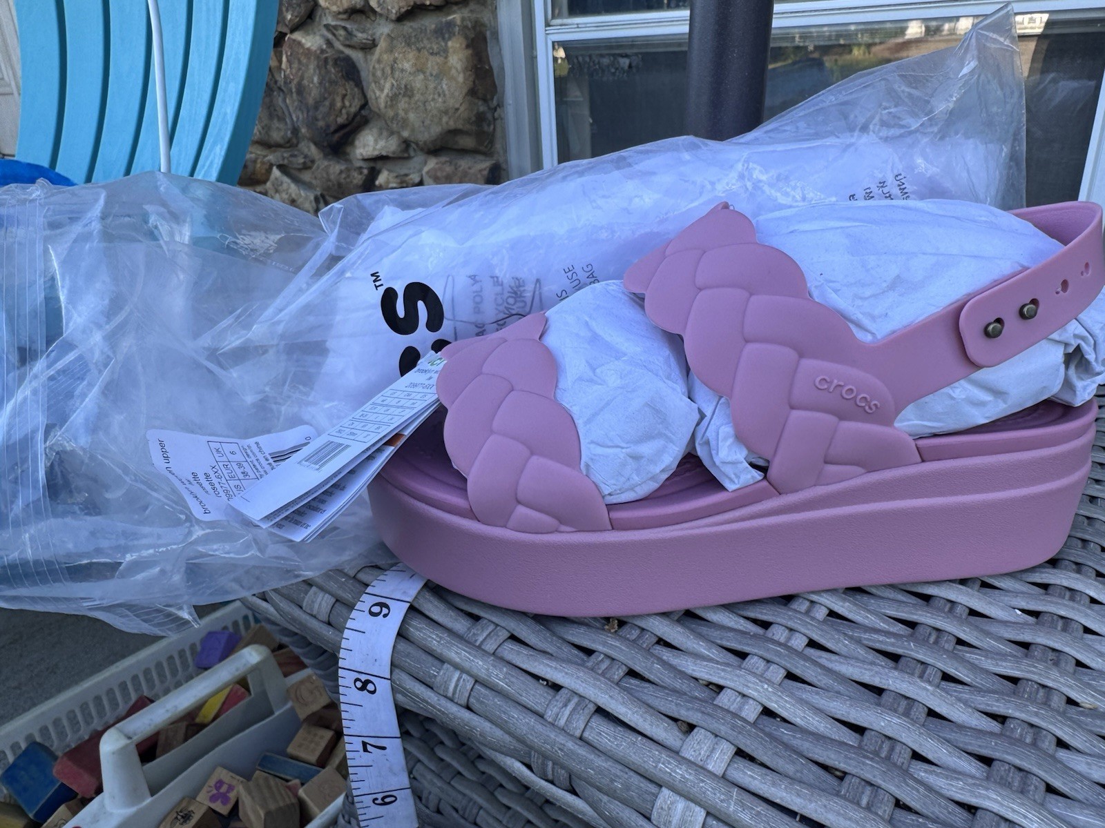 Crocs Brooklyn Woven Thermoplastic Women’s Rosette Sandals Size 8
