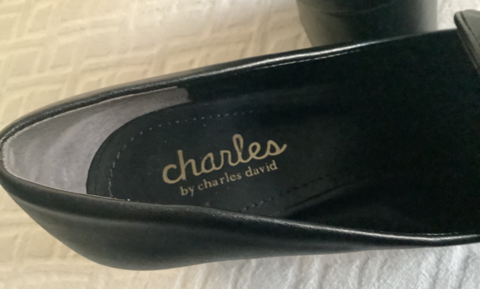 NWOB CHARLES DAVID CHARLES 8M AMITY Black Gold Horse Bit High Heel Shoe