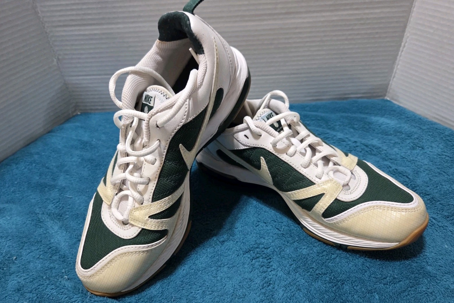 Nike Indoor Soccer Sneakers Wm’s Sz 7 Max Air White Green Beige Comfort Nonslip