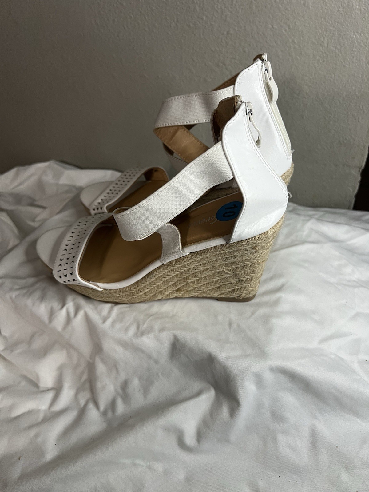 Chase & Chloe Women’s White Wedge Sandals Ankle Strap Zip Cut-Out Leather 10