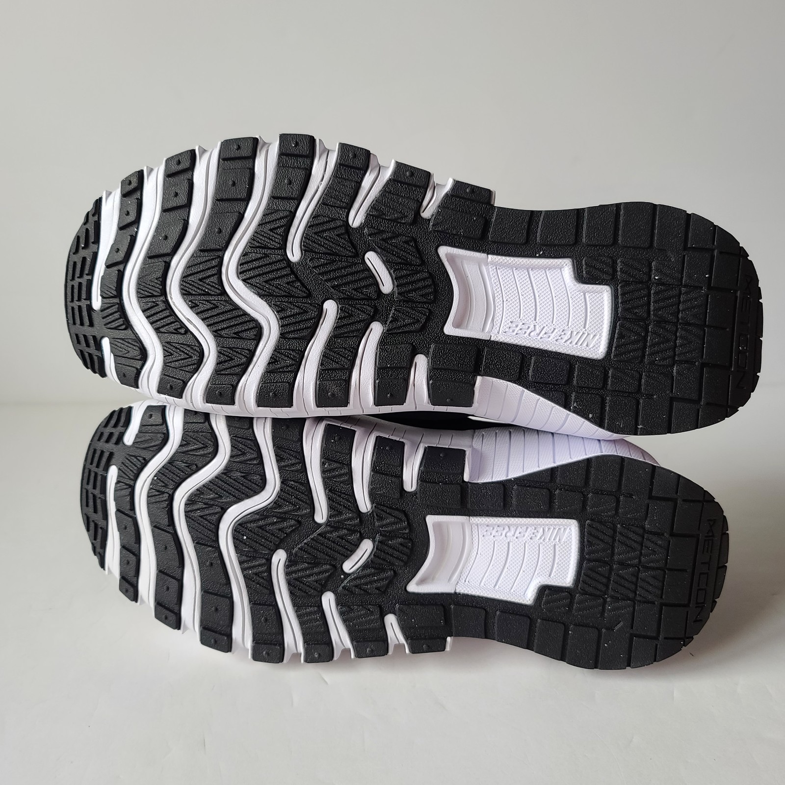 Nike Wmns Free Metcon 6 Black White FJ7126-001 Women’s Size 11.5 / Men’s 10