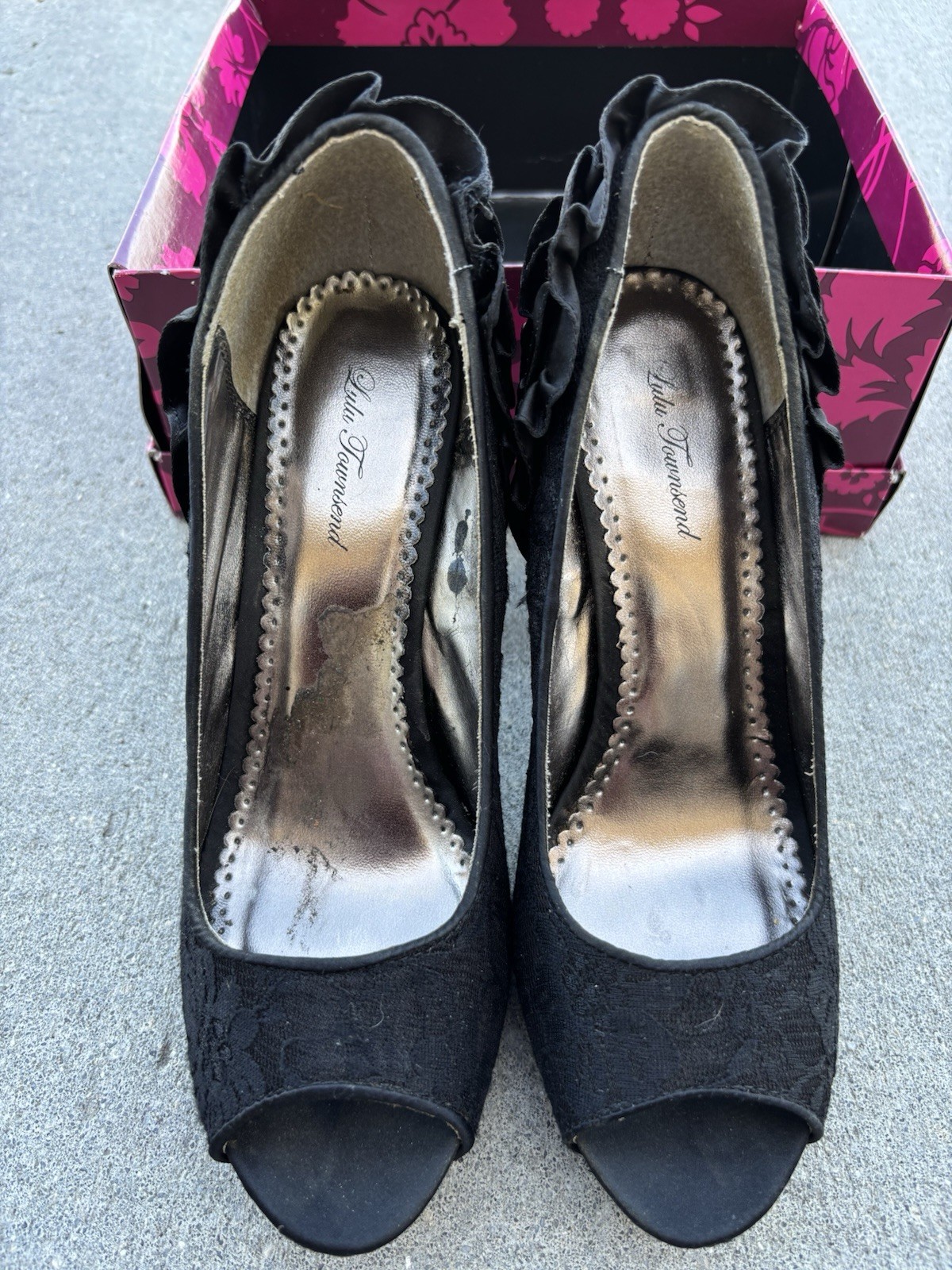 Lulu Townsend Gloria 4-1/2″ Lace Ruffled Stiletto Heels Black/Black Size 8