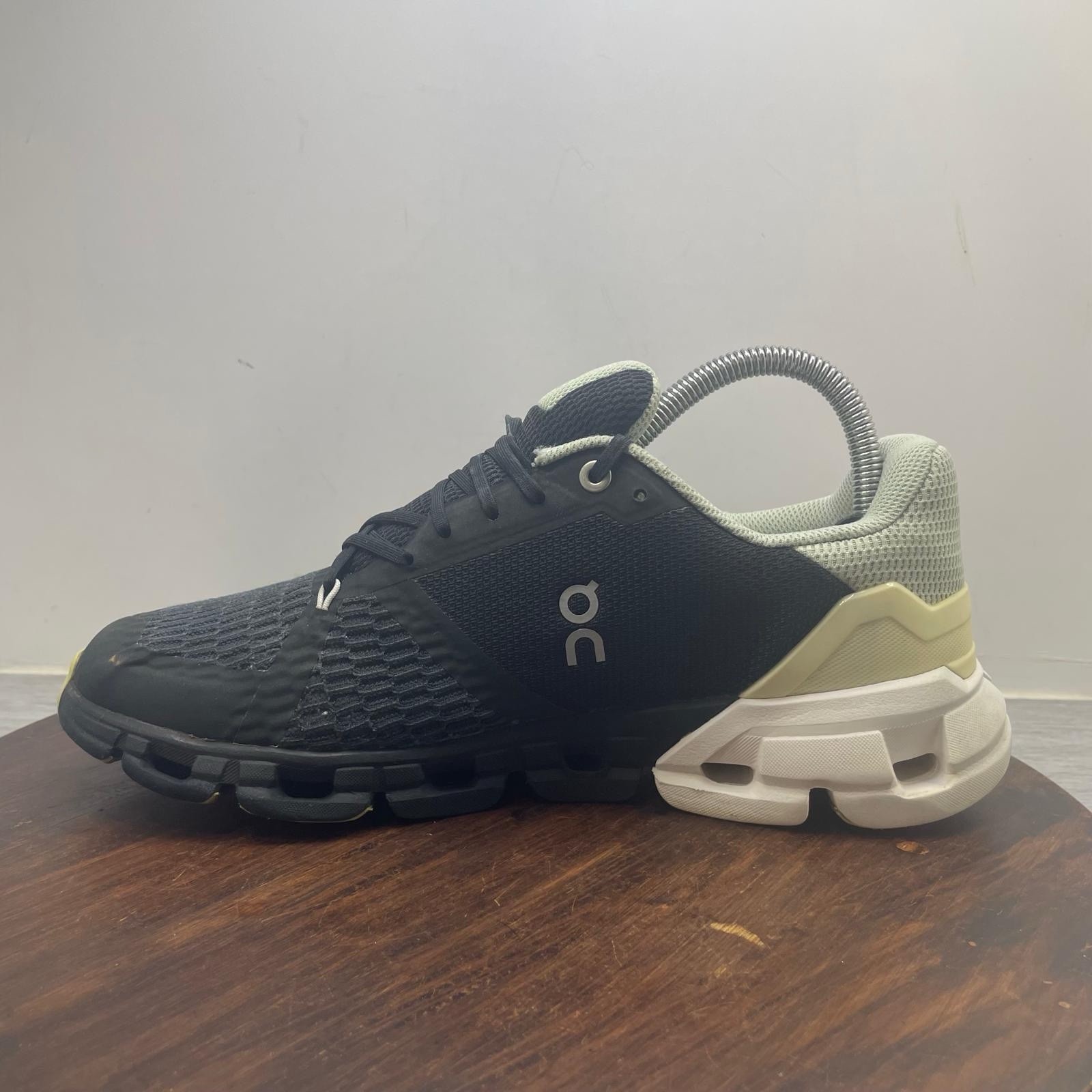 On Cloud 21.99627 Cloudflyer 4 Running Women’s 8.5 Black White Green Sneakers