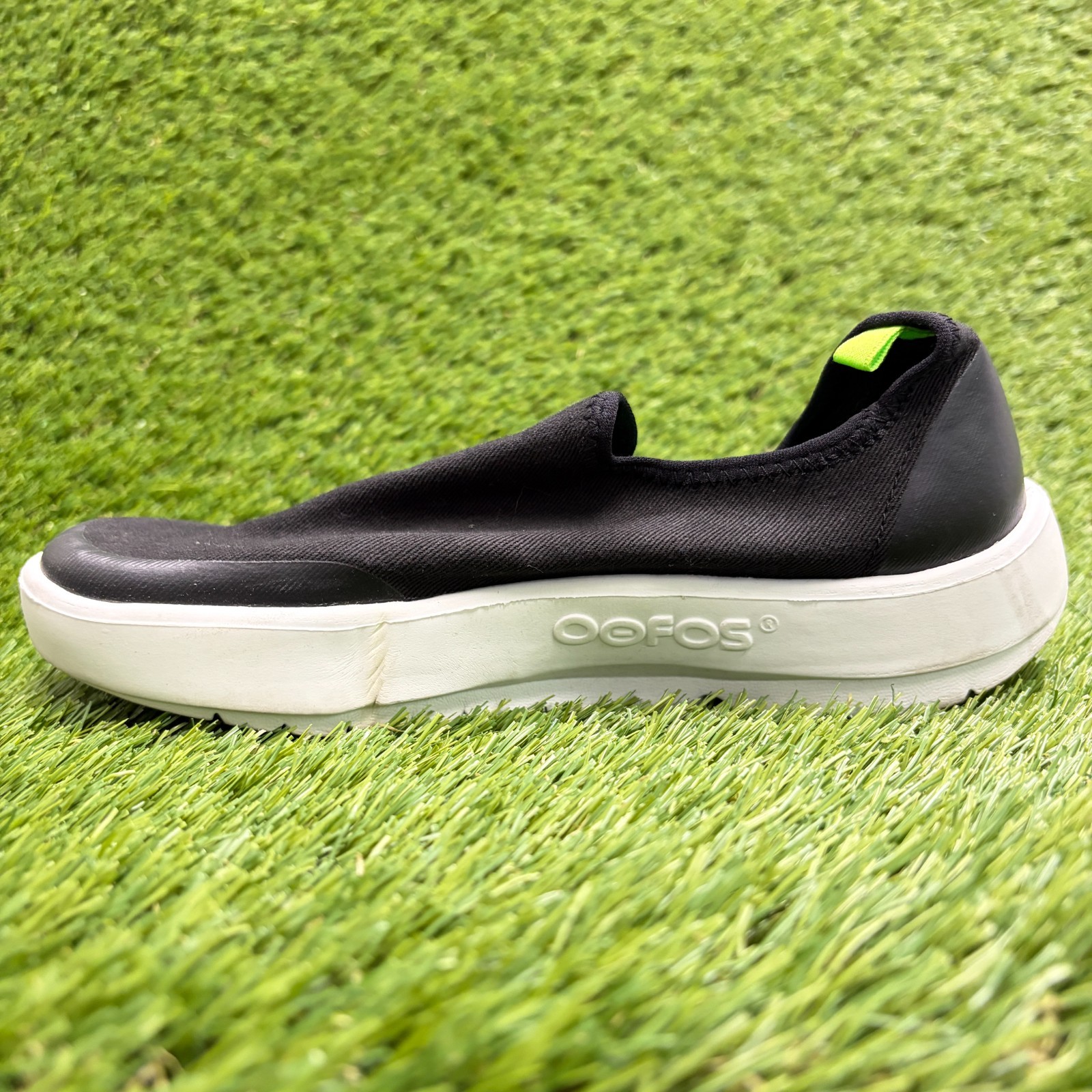 OOFOS OOmg eeZee Low Womens Size 7 Black Casual Walking Slip On Recovery Shoes