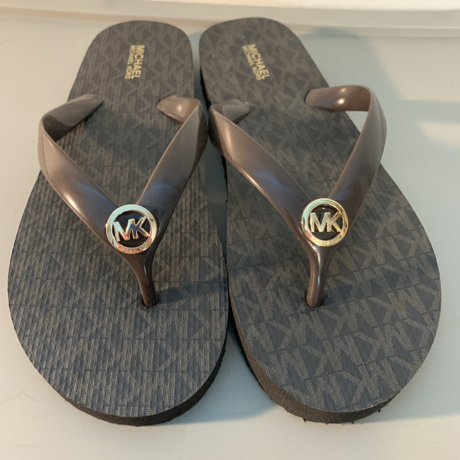 New MICHAEL KORS Women’s 9 Brown / Gold Metal MK Charm Logo Flip Flops MSRP $75