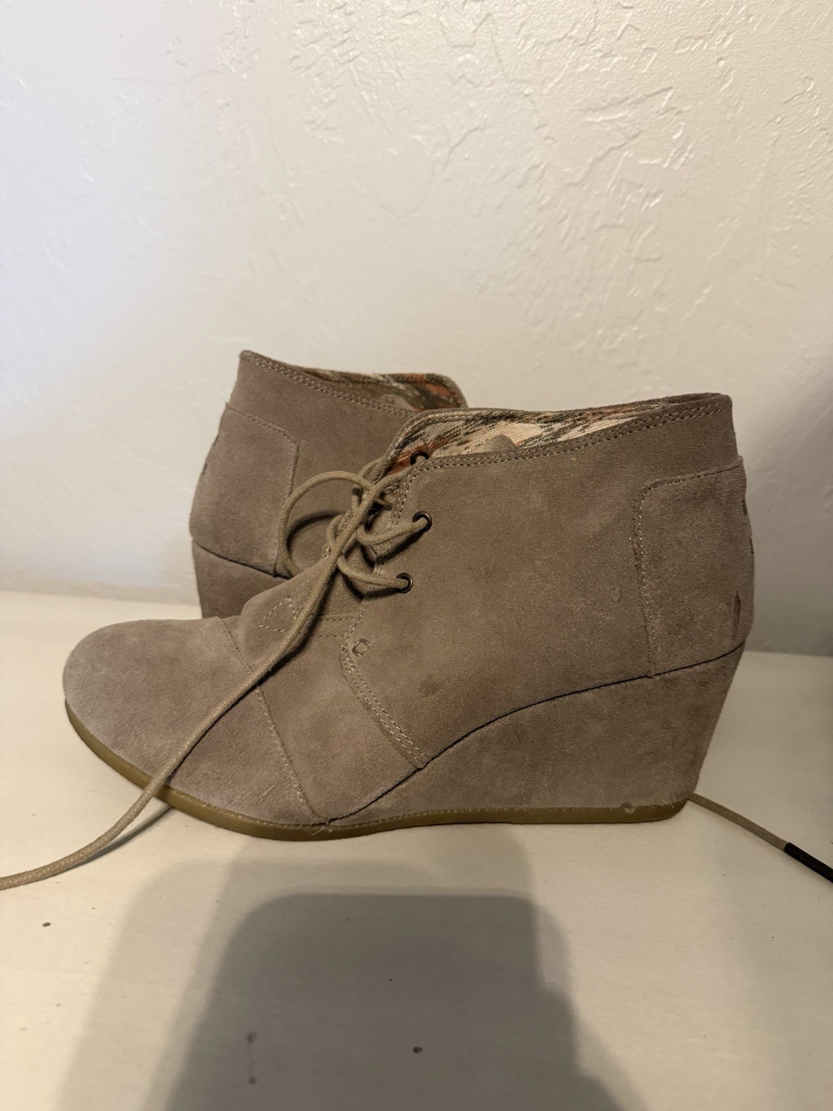 TOMS Women’s Beige Suede Lace-Up Wedge Ankle Bootie Round Toe Size 10