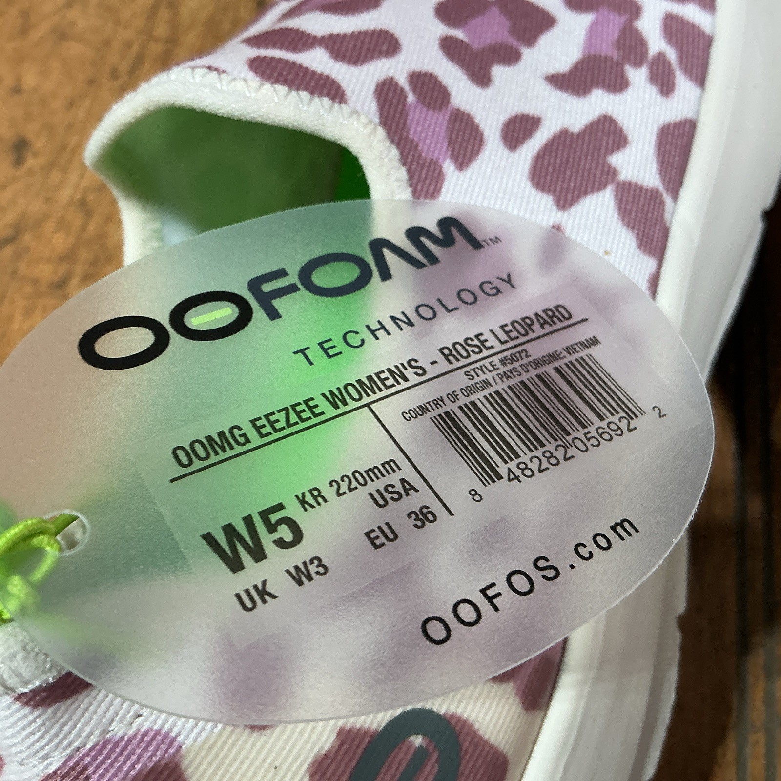 NEW Oofos OOmg eeZee Low Women’s 5 Rose Leopard Recovery Slip On Shoes Comfort