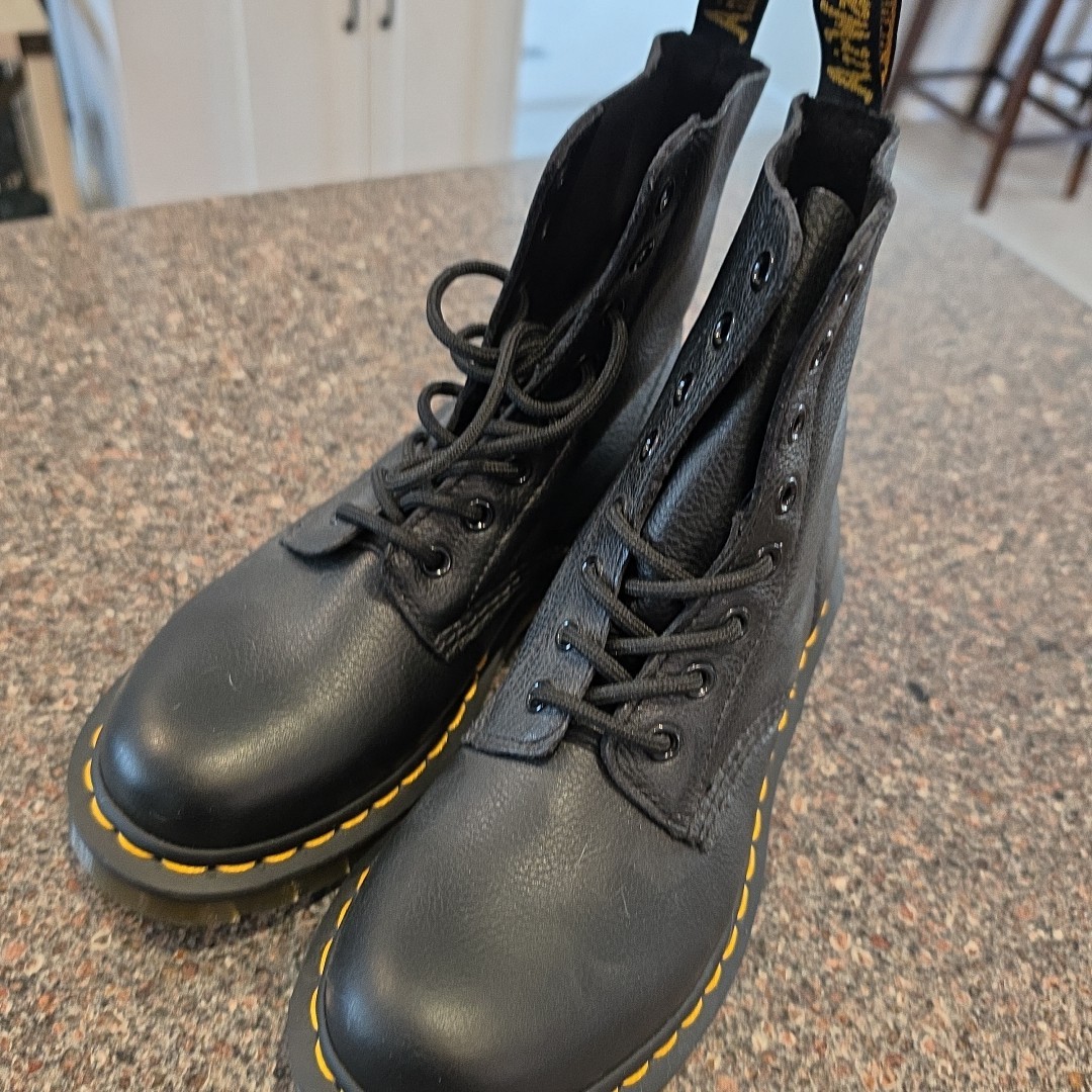 Dr. Martens Pascal 1460 Black Soft Pebbled Leather Boots Wmns Sz US 7 New Combat